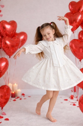 Rochie fete 100% bumbac cu imprimeu inimioare aurii, guler cu fundiță și mâneci bufante – Mini Amour