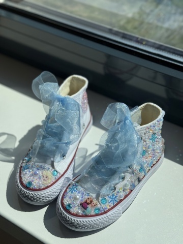 Teniși fete Elsa & Anna Frozen, perle albe și baby blue, fundă organza – Handmade - Img 6