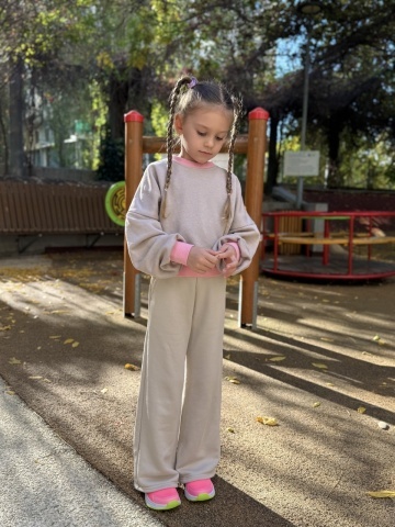 Trening bumbac copii Light Mocha Mousse cu mâneci oversize și pantaloni culottes - Img 4