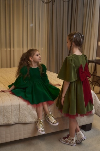 Rochie copii din catifea verde, cu fundă roșie și mâneci clopot – rochie de Crăciun, Holly Dress - Img 5