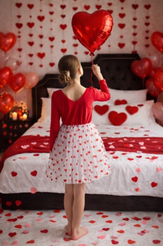 Rochie fete roșie cu tul alb și inimioare roșii brodate 3D – 8 Martie - Rochie elegantă tematică Love - Img 2