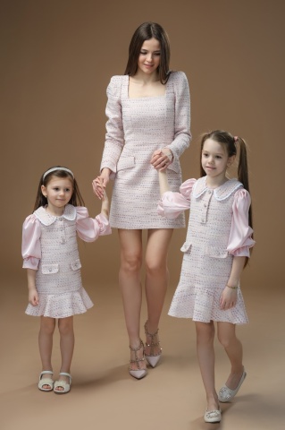 Rochie-sarafan roz fetițe din tweed cu cămașă - Img 7
