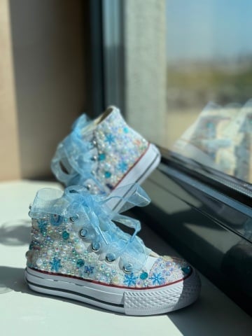 Teniși fete Elsa & Anna Frozen, perle albe și baby blue, fundă organza – Handmade - Img 3