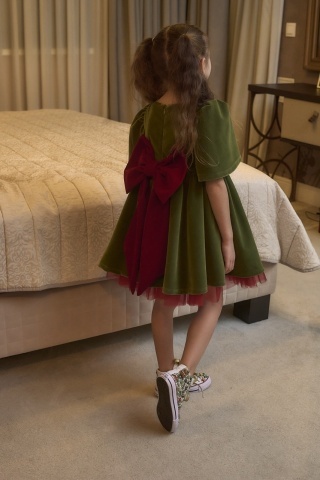 Rochie copii din catifea olive, cu fundă roșie și mâneci clopot – rochie de Crăciun, Holly Dress - Img 5
