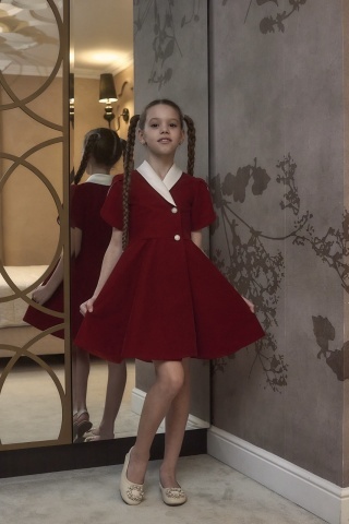 Rochie fete din catifea roșie, Rouge cu guler alb și mâneci lalea – model elegant
