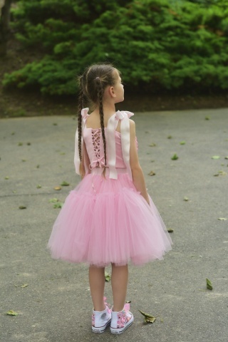 Compleu fete couture cu top reglabil roz bombon, flori supradimensionate și fustă voluminoasă din tulle – Bella Rosa - Img 12