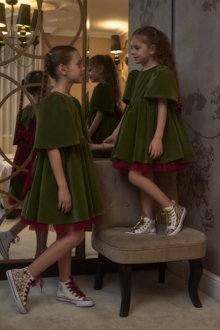 Rochie copii din catifea olive, cu fundă roșie și mâneci clopot – rochie de Crăciun, Holly Dress - Img 6
