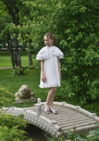 Rochie couture de ocazie pentru fete din voal plisat cu capă detașabilă și flori 3D – Éloire - Img 8