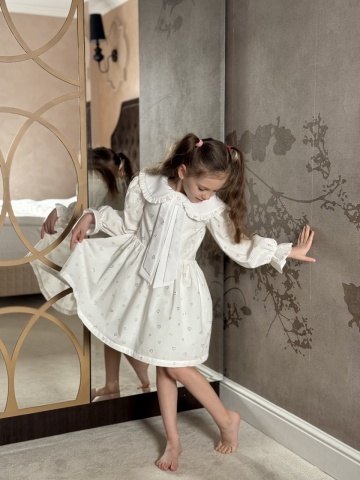 Rochie fete 100% bumbac cu imprimeu inimioare aurii, guler cu fundiță și mâneci bufante – Mini Amour - Img 6