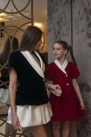 Rochie fete din catifea roșie, Rouge cu guler alb și mâneci lalea – model elegant - Img 7