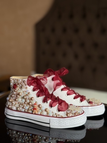 Tenisi eleganți fete cu perle aurii și fundă roșie Turtă Dulce - Handmade