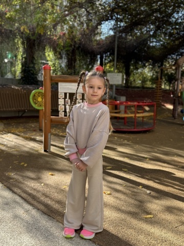 Trening bumbac copii Light Mocha Mousse cu mâneci oversize și pantaloni culottes - Img 6