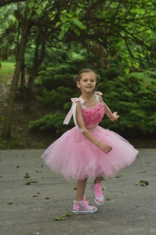 Compleu fete couture cu top reglabil roz bombon, flori supradimensionate și fustă voluminoasă din tulle – Bella Rosa - Img 7