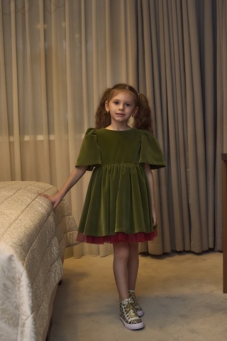 Rochie copii din catifea olive, cu fundă roșie și mâneci clopot – rochie de Crăciun, Holly Dress - Img 10