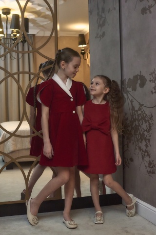 Rochie fete din catifea roșie, Rouge cu guler alb și mâneci lalea – model elegant - Img 6