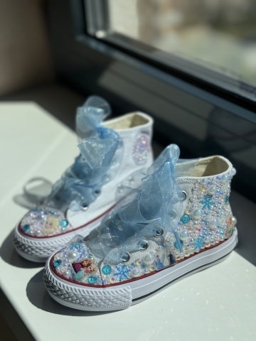 Teniși fete Elsa & Anna Frozen, perle albe și baby blue, fundă organza – Handmade - Img 4