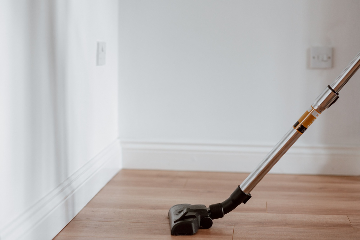 Aspirator vertical fără fir pe bază de încărcare, imagine generică de produs