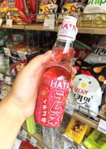 Hatakosen Ramune Strawberry Soda 200ml
