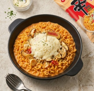 Shin Ramyun Stir Fry Toomba 137g × Saja Boys Edition - Img 2