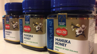 MIEREA ROMANEASCA, EFECT ANTIBACTERIAN MAI PUTERNIC DECAT MIEREA de MANUKA