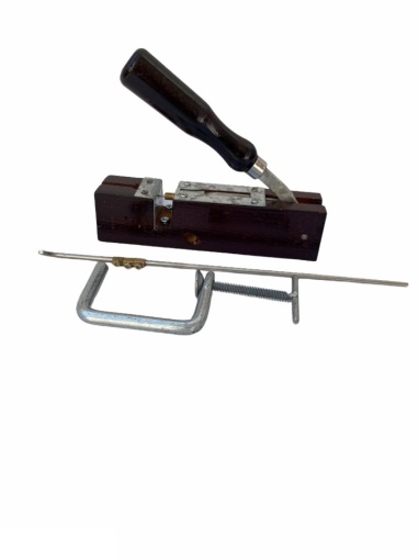 Perforator rame apicole cu 1 ac cu corp din lemn