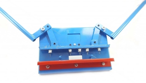 Dispozitiv perforator de gaurit ramele apicole si introdus capse cu 5 ace