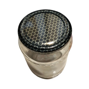 Capac decorativ negru cu fagure auriu, diametru 82 mm, compatibil cu borcan 720 ml pentru miere sau produse apicole premium. - onomeus.ro (3)