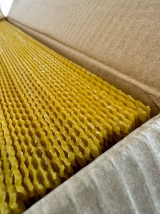 Faguri artificiali pentru albine din ceara naturala 3/4 (410x200mm) Cutie 5 kg - ONOMEUS.RO 4