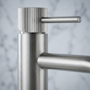 Baterie baie Lungo Stripe Brush Nickel – baterie înaltă pentru lavoar cu finisaj nichel periat | disponibilă pe Deppo - Img 3