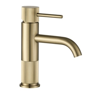 Baterie baie Lungo Stripe Brush Gold Low – baterie joasă pentru lavoar cu finisaj auriu periat | disponibilă pe Deppo