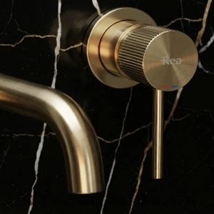 Baterie încastrată lavoar Rea Lungo Stripe Brush Gold – auriu periat, montaj în perete, design modern - Img 2