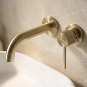 Baterie încastrată lavoar Rea Lungo Stripe Brush Gold – auriu periat, montaj în perete, design modern - Img 3