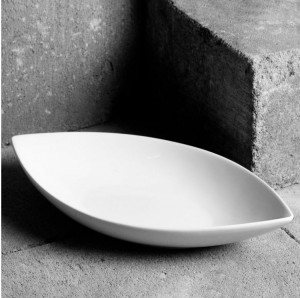 Bol Salsa cu forma alungita si textura stralucitoare, ce imbogateste decorurile culinare
