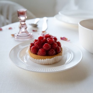 Preparat cu fructe, servit pe aceasta farfurie desert Curly, ce poate fi introdusa in cuptorul cu microunde