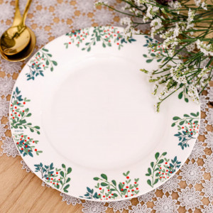 Farfurie Greenery cu design concentrat pe ramurile de ilice, un simbol al vietii vesnice si al Craciunului