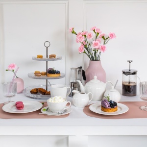 Decor elegant de servire a mesei, cu mai multe articole, printre care si acest filtru ceai sau cafea Curly