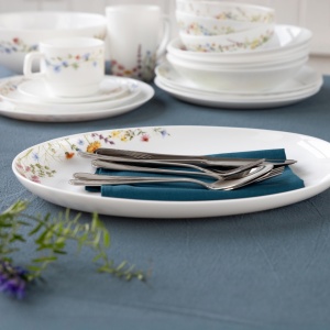 Platou servire Bloom, cu o dimensiune de 33 x 24 cm, potrivit pentru diverse preparate