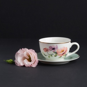 Elegantele piese ce compun serviciul cafea sau ceai Flores, prezentate intr-un cadru select