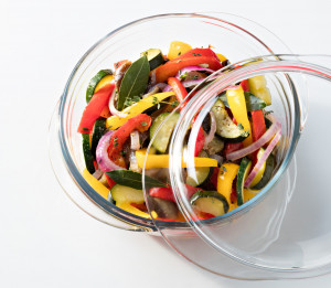 Vasul termorezistent Ocuisine, utilizat pentru prepararea si servirea unei garnituri delicioase