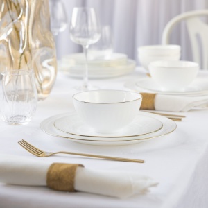 Boluri si farfurii Palazzo, cu un design rafinat, prezentate intr-un decor elegant de servire a mesei