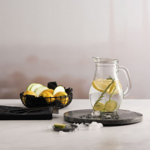 Limonada servita cu ajutorul acestei carafe Bistro, produsa de brandul Pasabahce