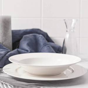 Farfurii Aura White, pentru care e facila adaptarea la decorurile culinare, festive sau cotidiene