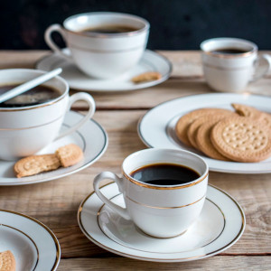 Articole asortate din gama Aura Gold: cesti de cafea, farfuriute cafea si farfurii desert