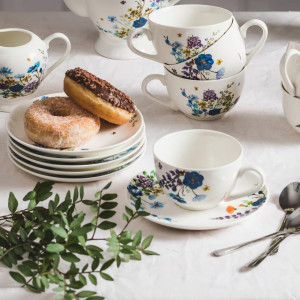 Varietate de articole din colectia Fiori, printre care: cesti, farfurioare cafea, farfurii, latiera