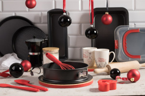 Diversitate de tavi si forme pentru gatit Lukrecja, prezentate intr-un decor elegant de Craciun