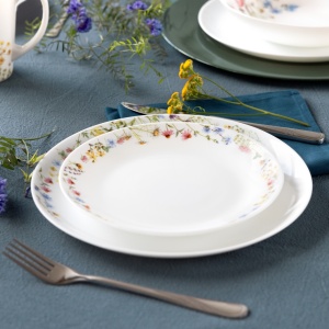 Decor ce prezinta farfurii Bloom, potrivite atat pentru mesele de zi cu zi, cat si pentru cele festive