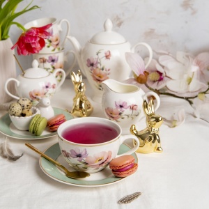 Decor elegant, inspirat de Sarbatorile Pascale, realizat cu ajutorul pieselor Flores