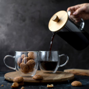 Cafea servita cu piesa Nordic, fabricata din sticla de inalta calitate si dotata cu un capac din bambus