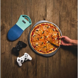 Pizza pregatita intr-o forma copt din colectia Lukrecja, produsa de brandul Ambition