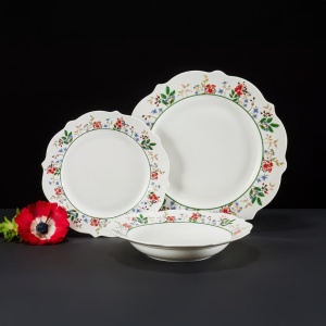 Piese din acest serviciu de masa Rosalia, care incanta prin marginea usor ondulata si modelul floral